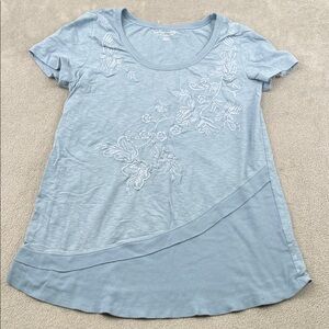 Soft Surroundings XS 100% Cotton Embroidered Sky Blue Floral Short Sleeve Tee